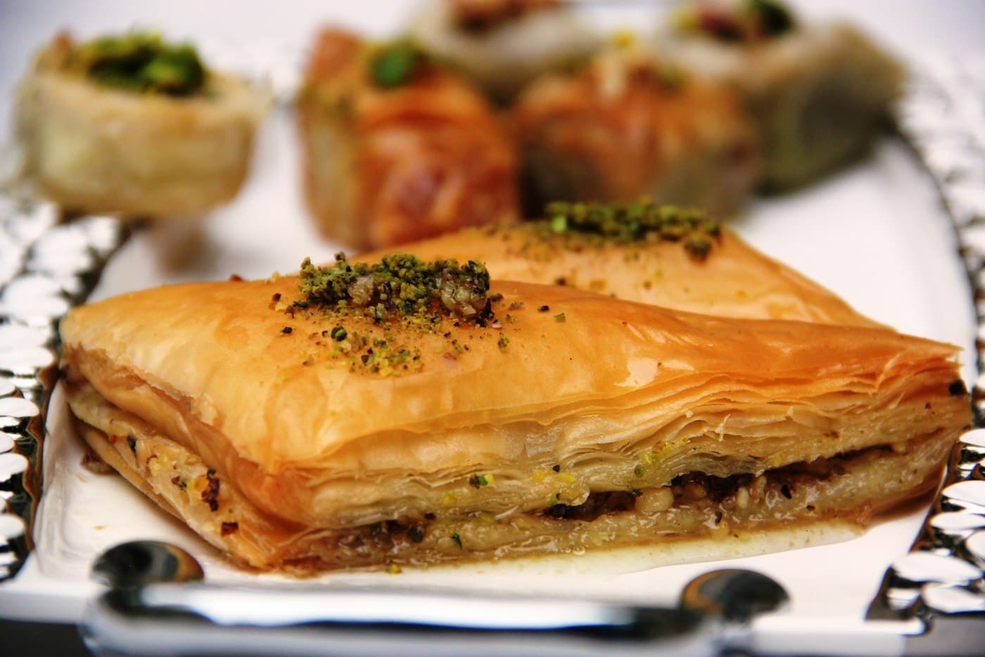 Stück Baklava mit Pistazien auf einem Teller