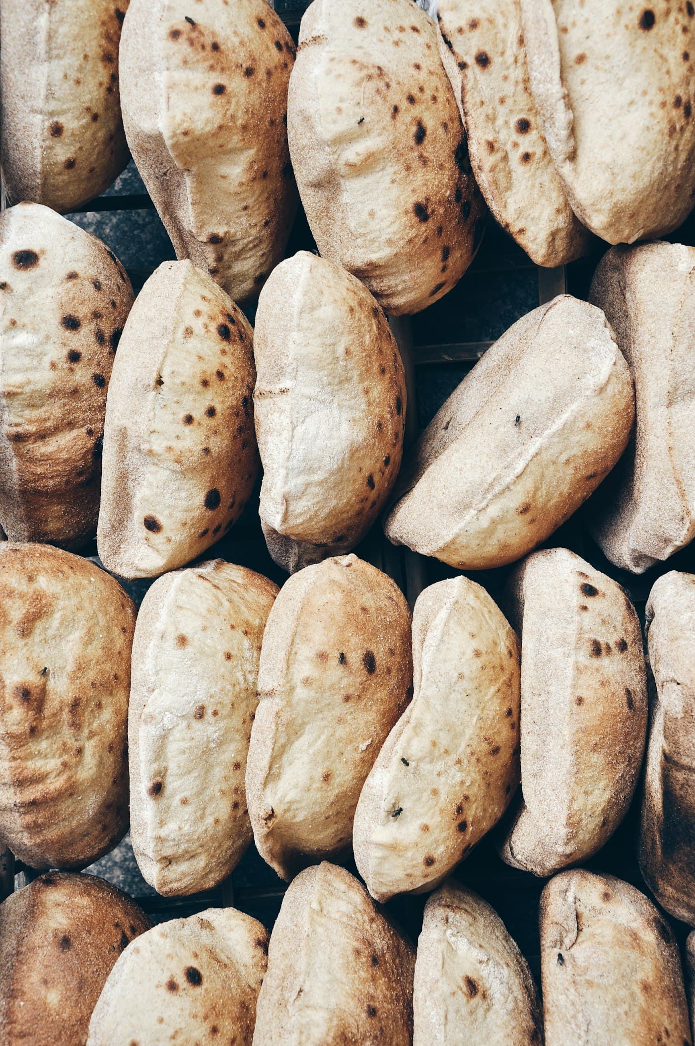 Viele frisch gebackene Fladenbrote dicht nebeneinander