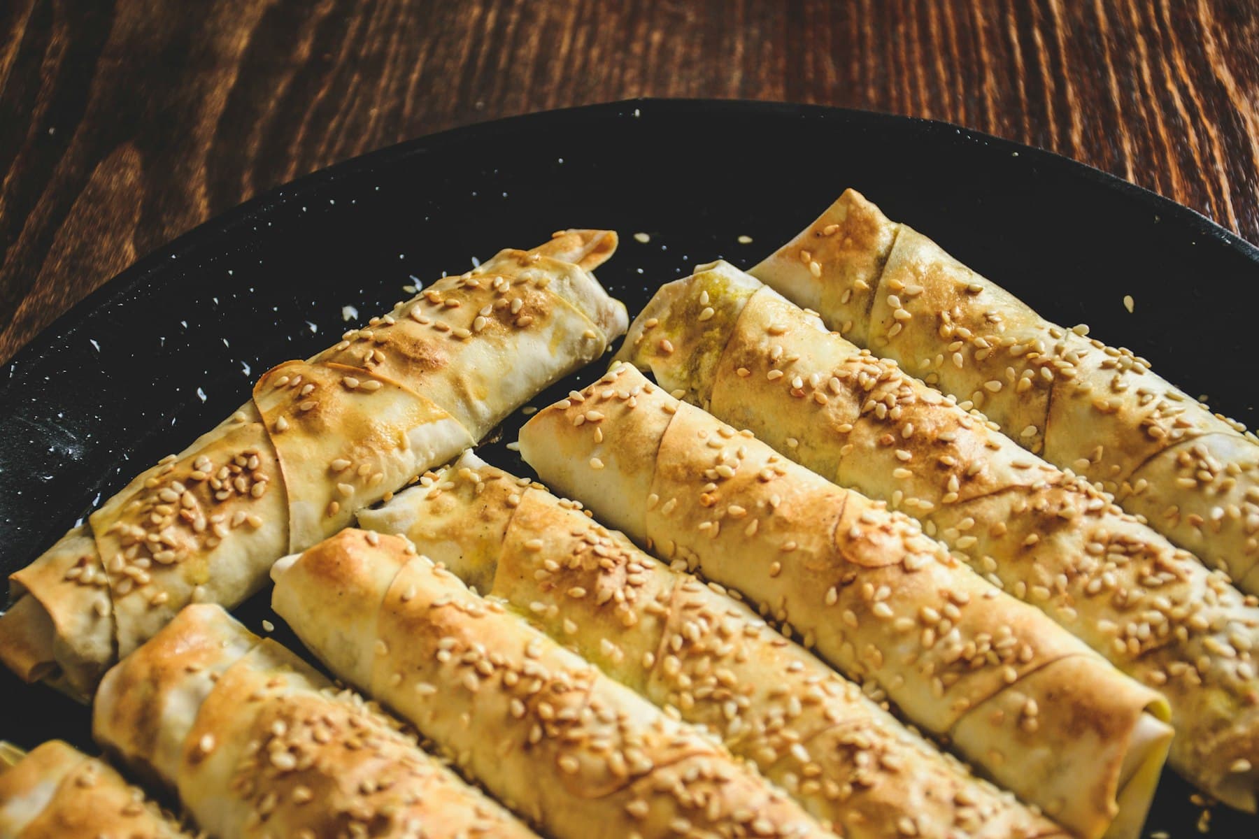 Goldbraun gebackene Börek-Rollen mit Sesam