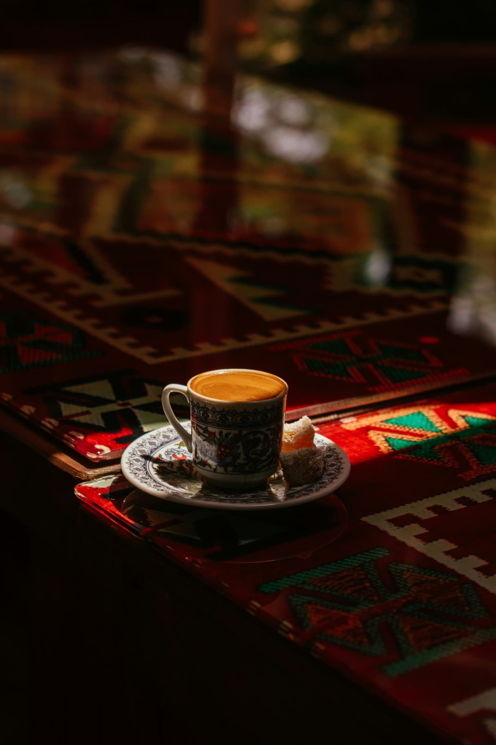 Tasse türkischer Mokka auf einem rot gemusterten Teppich