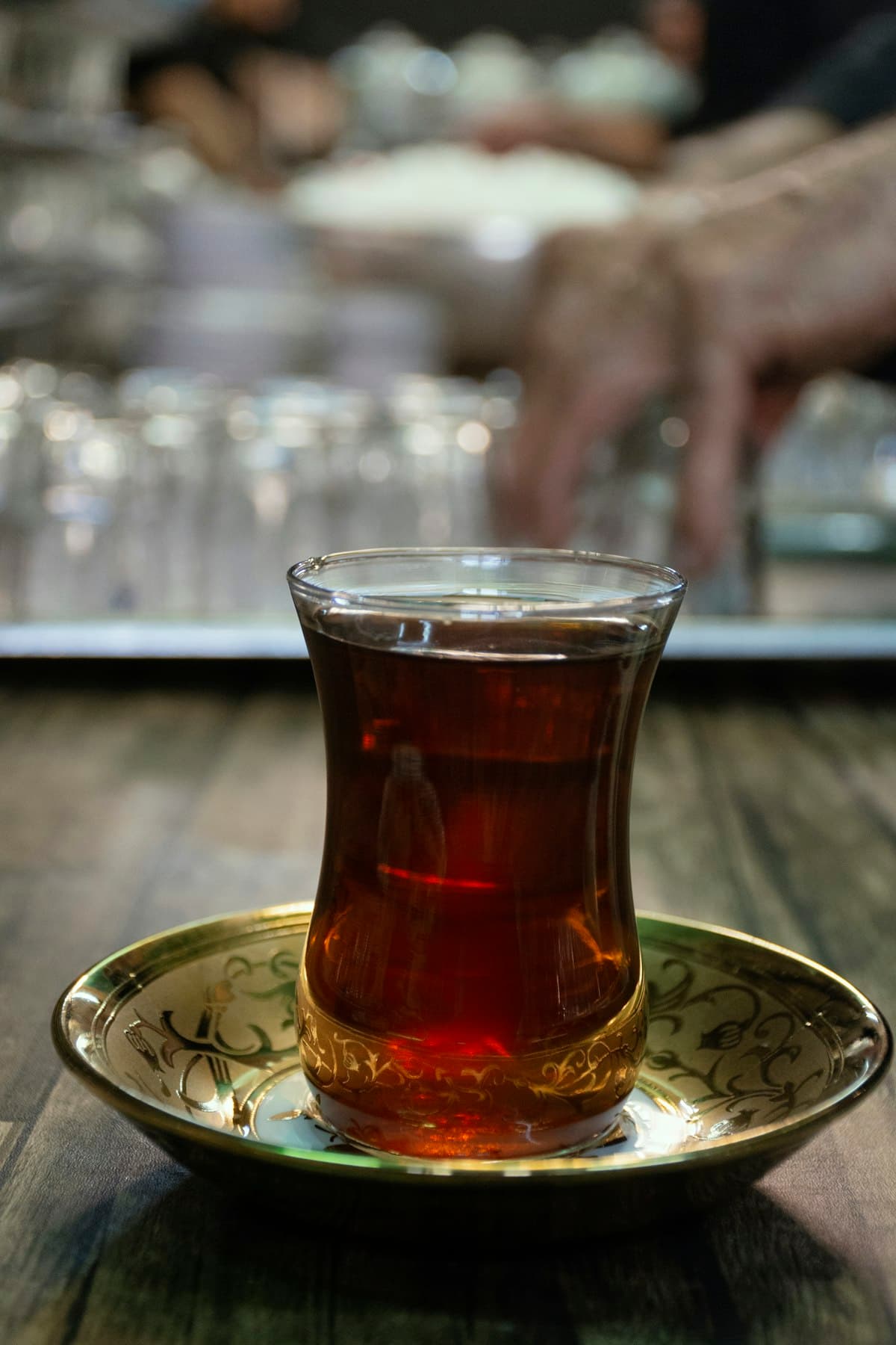 Ein Glas türkischer Tee auf einer Untertasse aus Messing